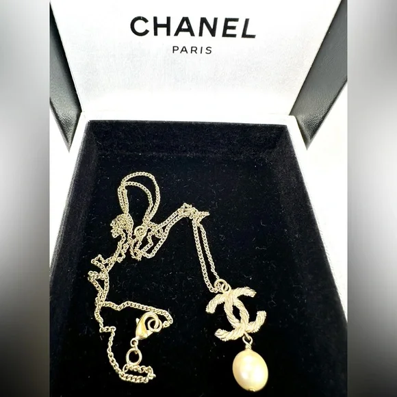 Chanel Gold and Pearl Pendant Necklace - Picture 5 of 12